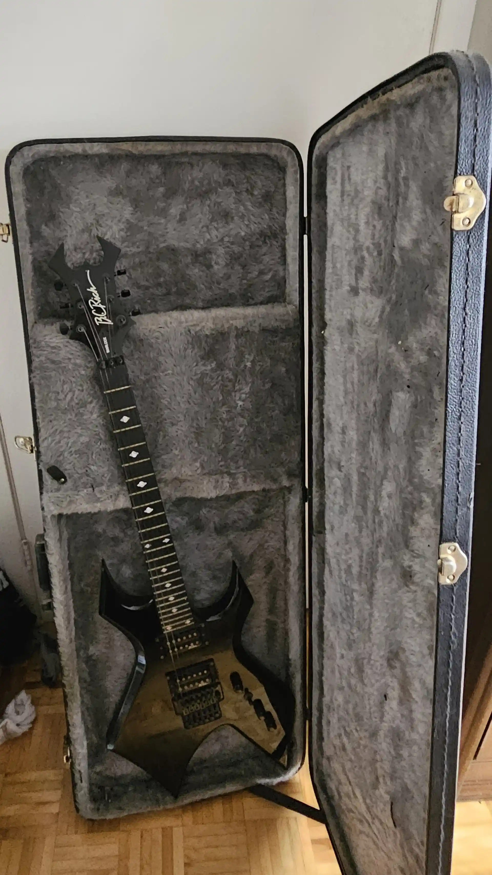 B.C RICH Warlock 6 string, w/Floyd Rose Guitar