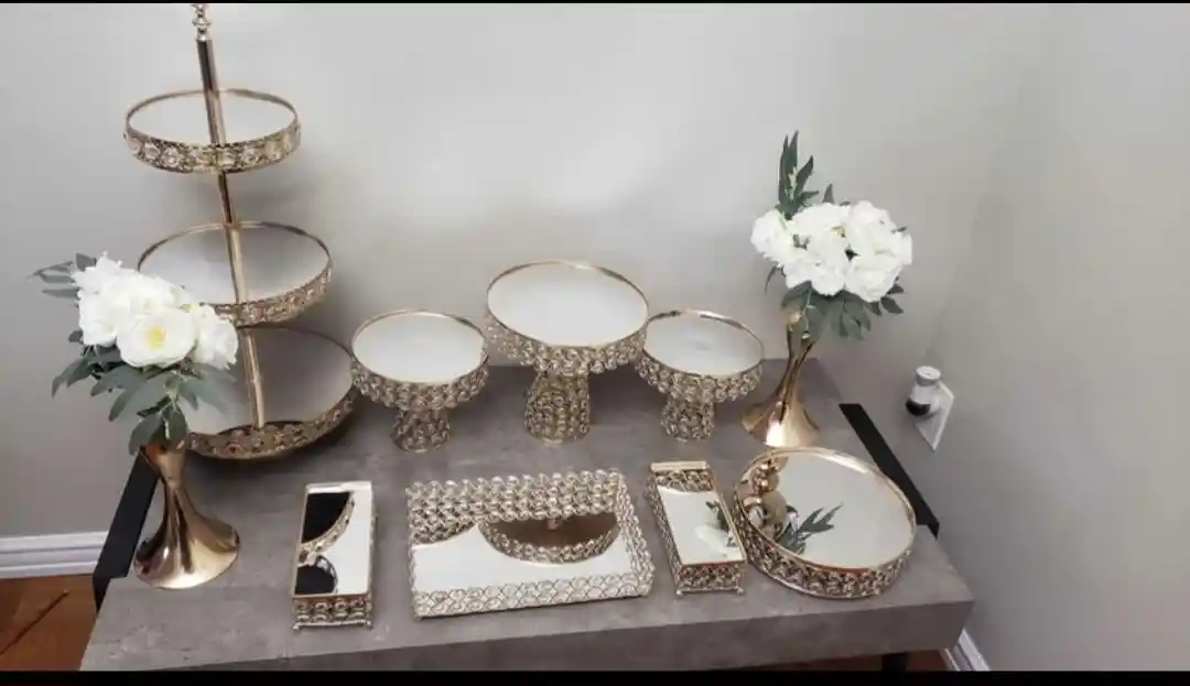Cake risers