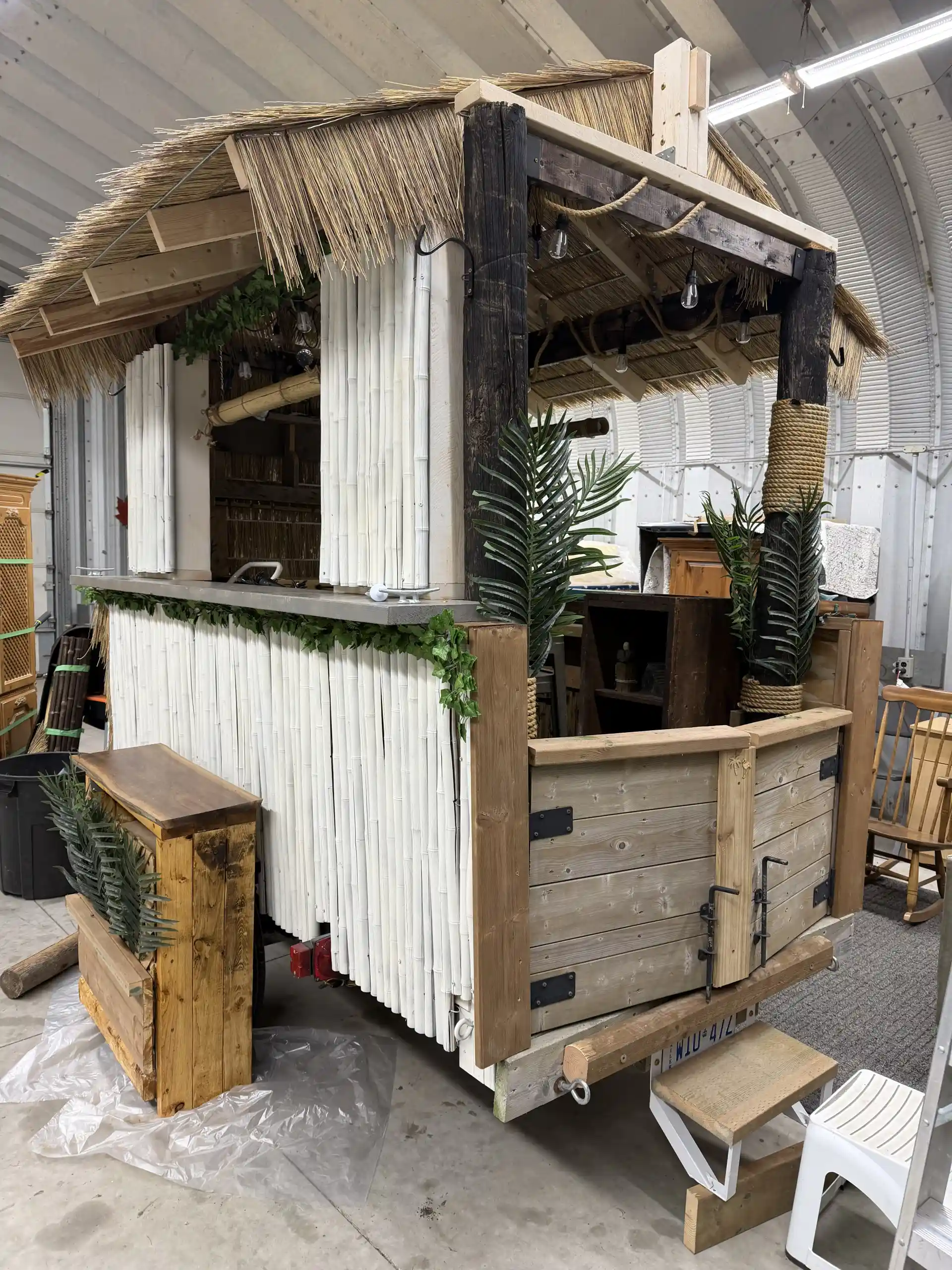 Tiki Bar ~ Formal white & vines (Tiki Blanc)