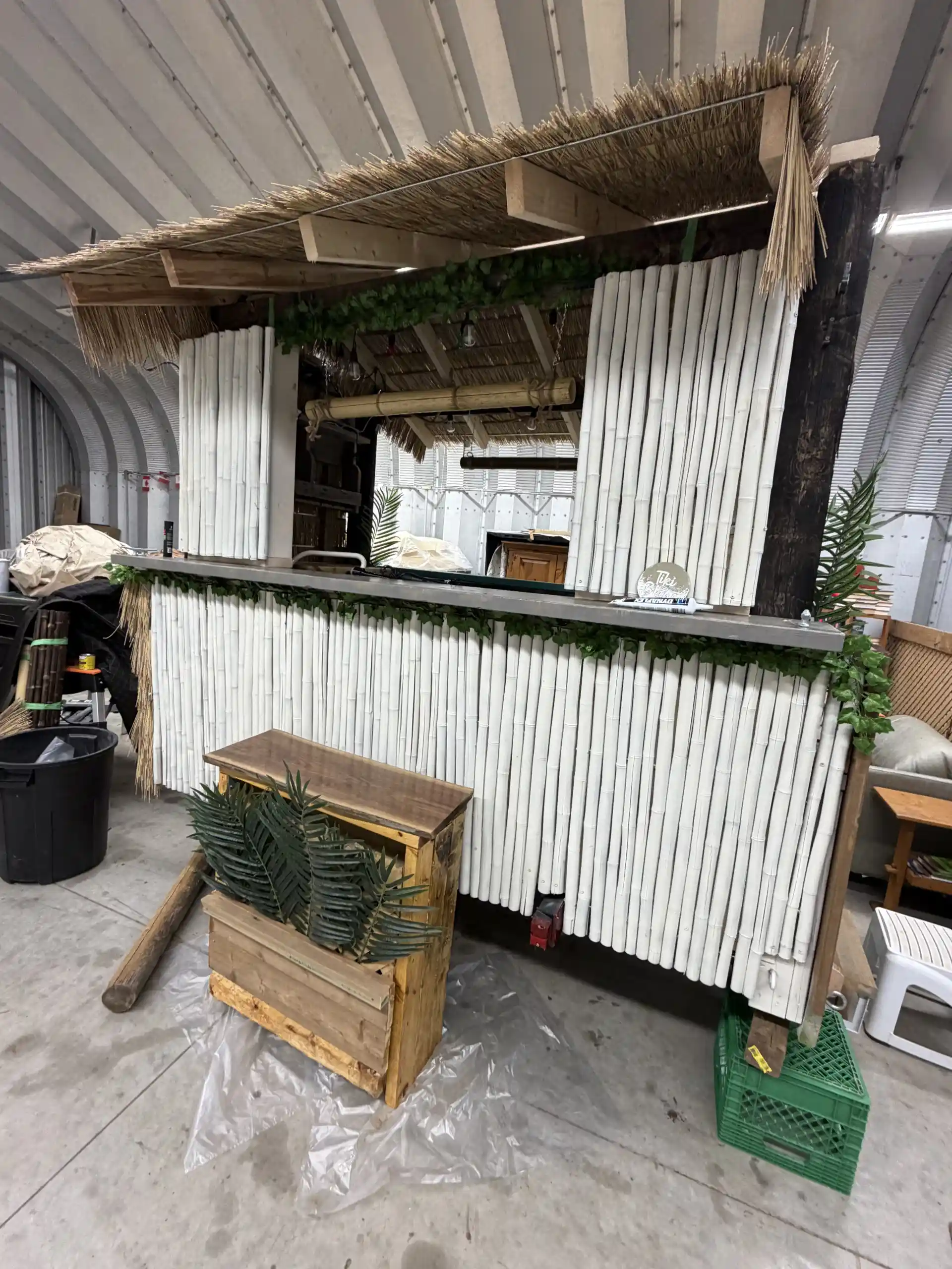 Tiki Bar ~ Formal white & vines (Tiki Blanc)