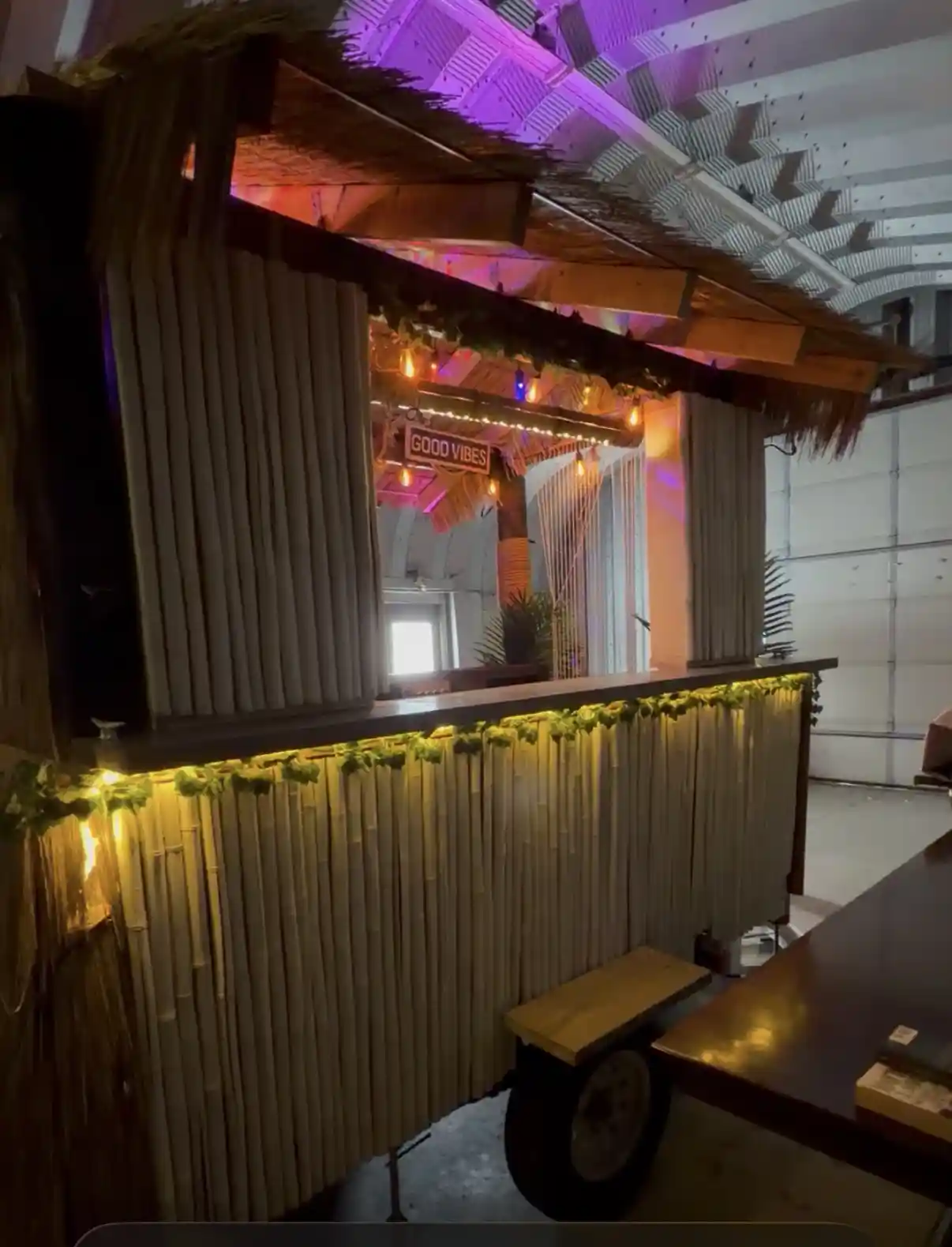 Tiki Bar ~ Formal white & vines (Tiki Blanc)