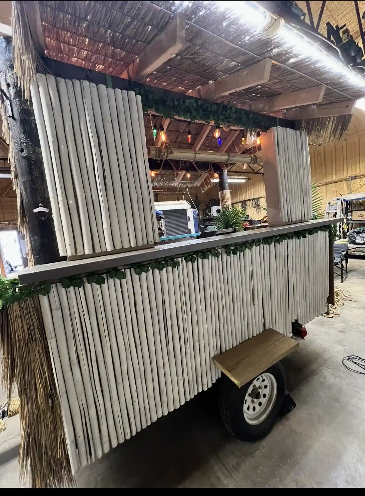 Tiki Bar ~ Formal white & vines (Tiki Blanc)