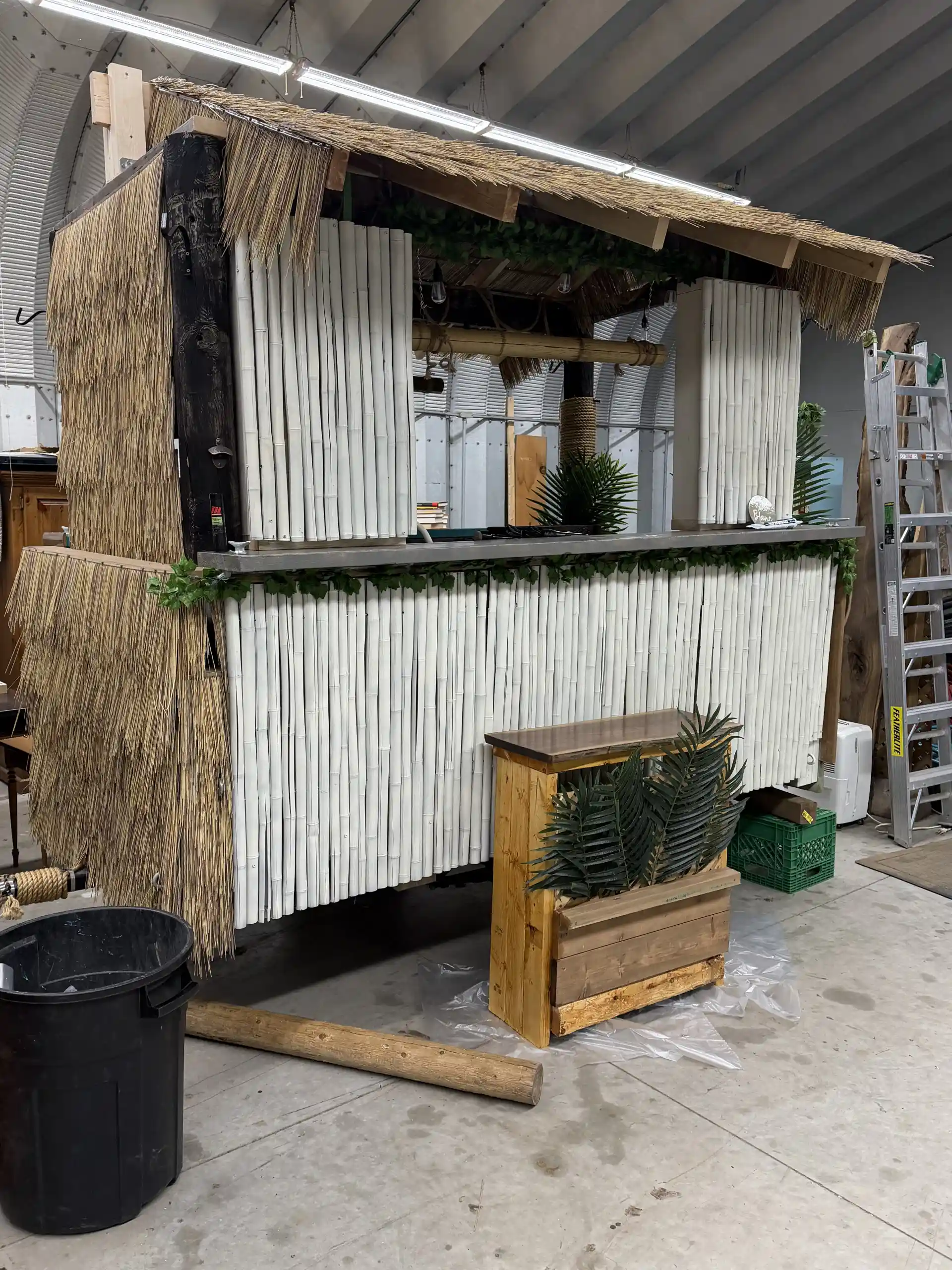 Tiki Bar ~ Formal white & vines (Tiki Blanc)